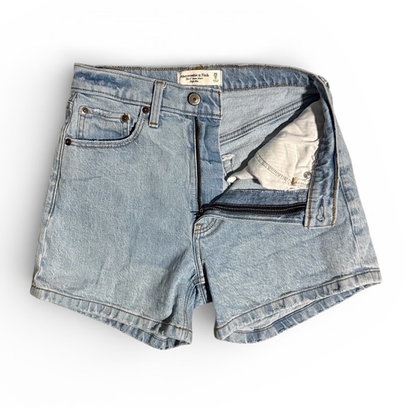 Abercrombie & Fitch The 4” Mom High Waist Light Wash Denim Short Size 25 - Picture 4 of 11
